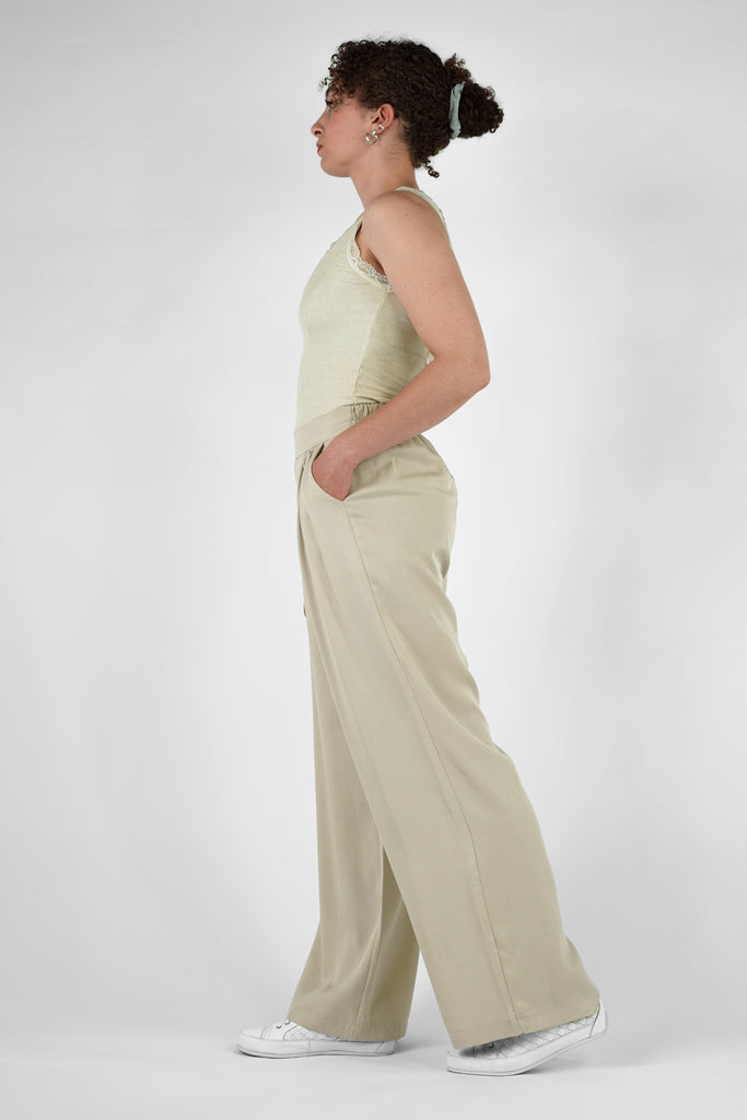 Weite Hose aus fliessender Tencel-Qualität in beige