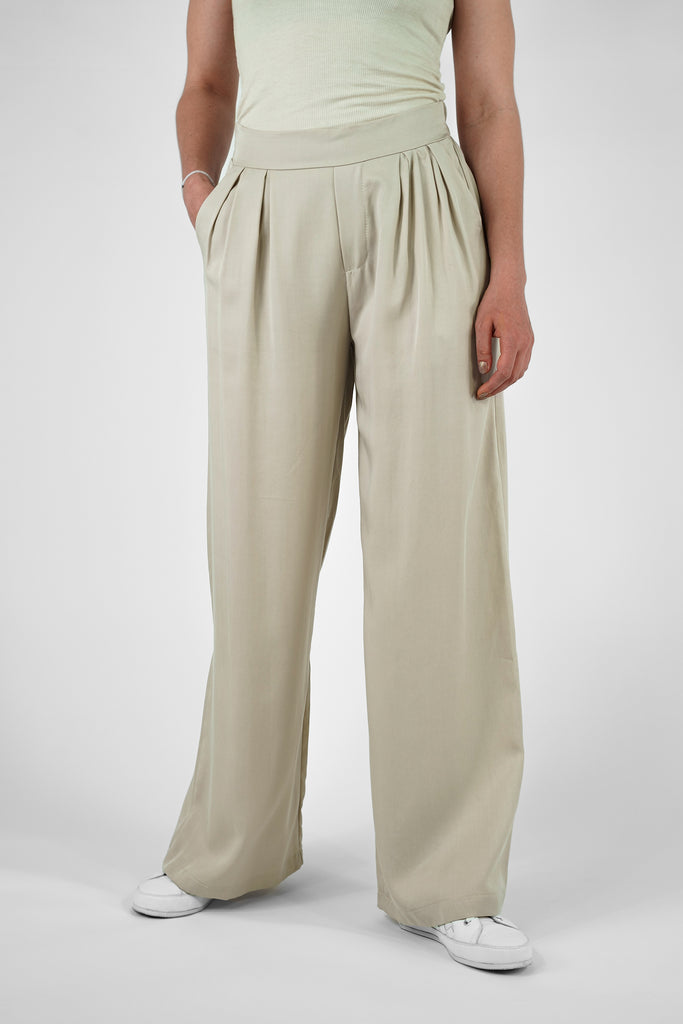 Weite Hose aus fliessender Tencel-Qualität in beige