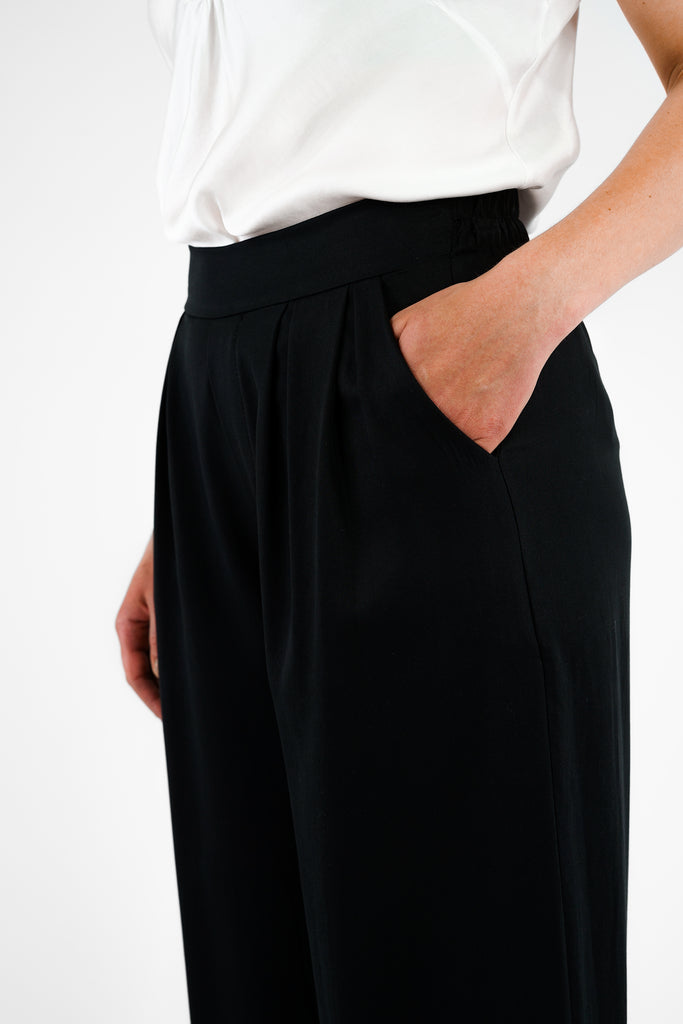 Weite Hose aus fliessender Tencel-Qualität in schwarz