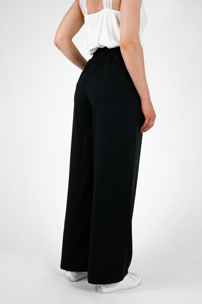 Weite Hose aus fliessender Tencel-Qualität in schwarz