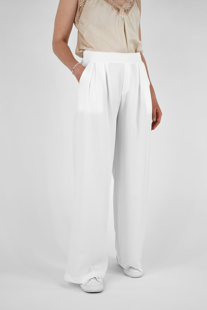 Weite Hose aus fliessender Tencel-Qualität in weiss