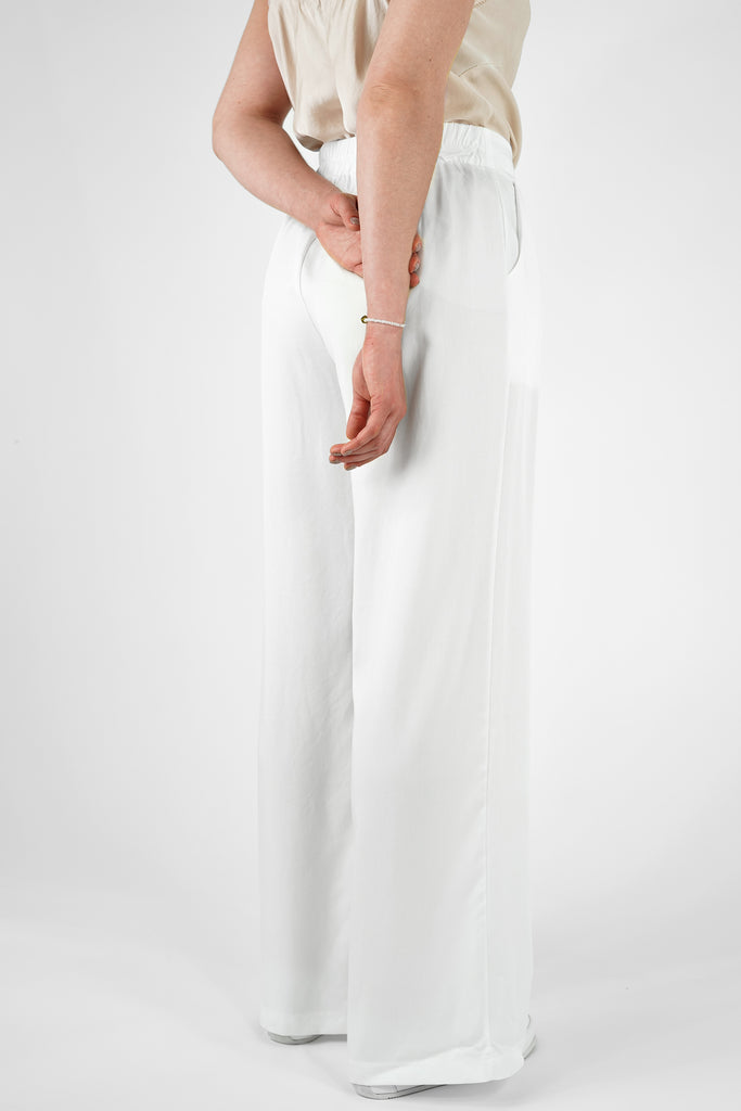 Weite Hose aus fliessender Tencel-Qualität in weiss