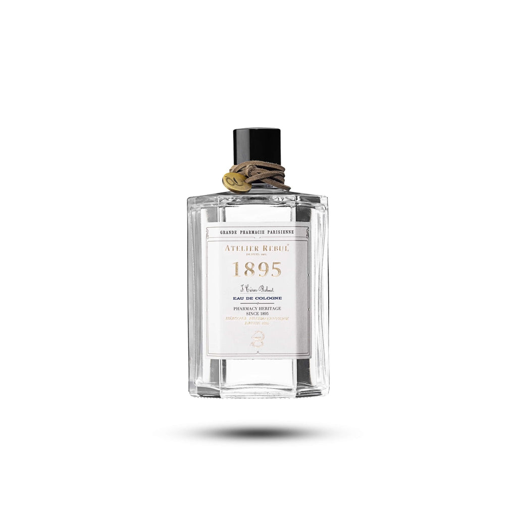 magazzino_designeroutlet_1895_Eau_de_Cologne_250ml Dieser Duft aus unserer Kollektion 1895 ist erfrischend und belebt mit seinen Kopfnoten von Bergamotte, Rhabarberherz und Eichenmoos.   Unsere Eau de Colognes werden mit natürlichen Essenzen hergestellt.  WUSSTEN SIE SCHON? Eau de Cologne mit mehr als 70% Ethanol wirkt auch antiseptisch auf Ihrer Haut.