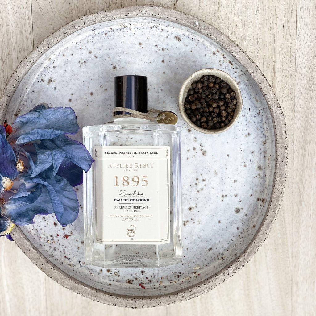magazzino_designeroutlet_1895_Eau_de_Cologne_250ml Dieser Duft aus unserer Kollektion 1895 ist erfrischend und belebt mit seinen Kopfnoten von Bergamotte, Rhabarberherz und Eichenmoos.   Unsere Eau de Colognes werden mit natürlichen Essenzen hergestellt.  WUSSTEN SIE SCHON? Eau de Cologne mit mehr als 70% Ethanol wirkt auch antiseptisch auf Ihrer Haut.