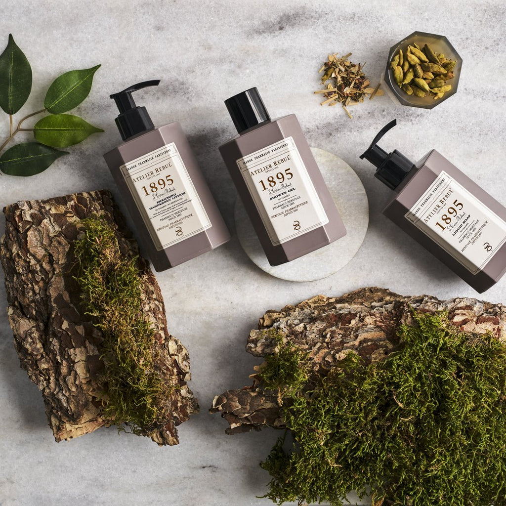 magazzino_designeroutlet_1895_Duschgel_250ml Verwöhnen Sie Ihre Haut mit der Kombination aus Aloe Vera und feuchtigkeitsspendenden Inhaltsstoffen aus der Kollektion 1895.  Dieses Duschgel ist nicht nur feuchtigkeitsspendend, sondern auch antibakteriell. Es hält den Feuchtigkeitshaushalt der Haut aufrecht, unterstützt die natürlichen Schutzschichten der Haut und schützt vor schädlichen äußeren Einflüssen. 