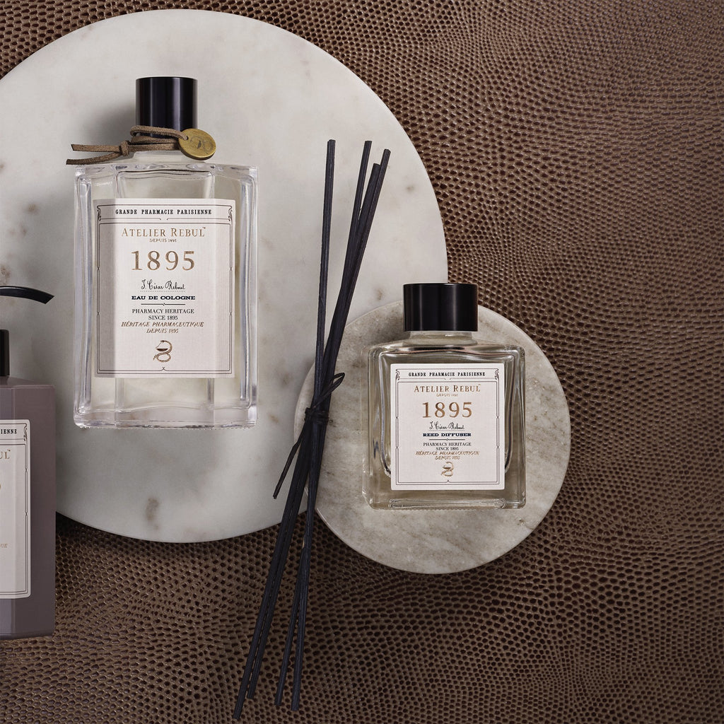 magazzino_designeroutlet_1895_Reed_Diffuser_120ml Dieser Duft aus unserer Kollektion 1895 ist erfrischend und belebt mit seinen Kopfnoten von Bergamotte, Rhabarberherz und Eichenmoos. Die Ikone dieser Sammlung ist die Schlange und Schale von Hygiea, dem Symbol der Göttin der Gesundheit und der Apotheke, und der Tochter von Asclepius, dem griechischen Gott der Medizin. Die Hygiea-Schale ist ein internationales Symbol für Apotheken.