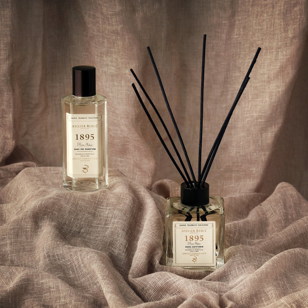 magazzino_designeroutlet_1895_Reed_Diffuser_120ml Dieser Duft aus unserer Kollektion 1895 ist erfrischend und belebt mit seinen Kopfnoten von Bergamotte, Rhabarberherz und Eichenmoos. Die Ikone dieser Sammlung ist die Schlange und Schale von Hygiea, dem Symbol der Göttin der Gesundheit und der Apotheke, und der Tochter von Asclepius, dem griechischen Gott der Medizin. Die Hygiea-Schale ist ein internationales Symbol für Apotheken.
