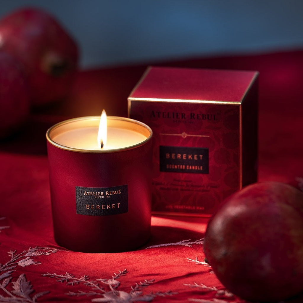 Reichhaltiger und saftiger Granatapfel vermischt mit der Frische von Zitrone und der Wärme von Zimt. In der Basis erheben sich die Noten von Patchouli. Weitere Duftnoten sind Nelken, Himbeeren und ein Hauch von Magnolie und Vanille.