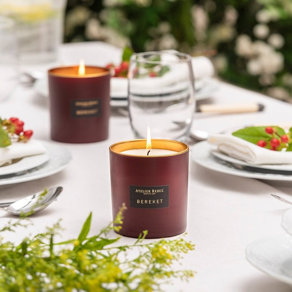 Reichhaltiger und saftiger Granatapfel vermischt mit der Frische von Zitrone und der Wärme von Zimt. In der Basis erheben sich die Noten von Patchouli. Weitere Duftnoten sind Nelken, Himbeeren und ein Hauch von Magnolie und Vanille.
