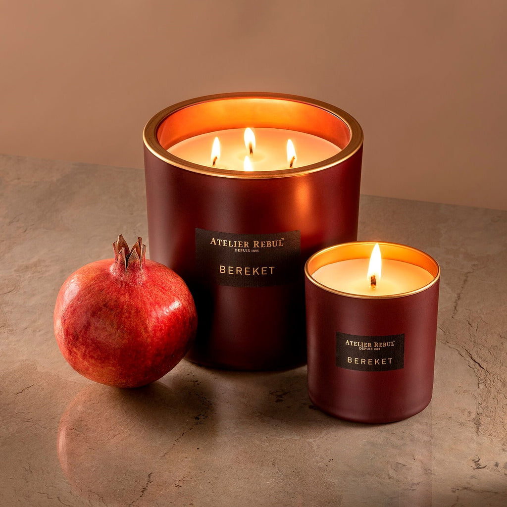 Reichhaltiger und saftiger Granatapfel vermischt mit der Frische von Zitrone und der Wärme von Zimt. In der Basis erheben sich die Noten von Patchouli. Weitere Duftnoten sind Nelken, Himbeeren und ein Hauch von Magnolie und Vanille.