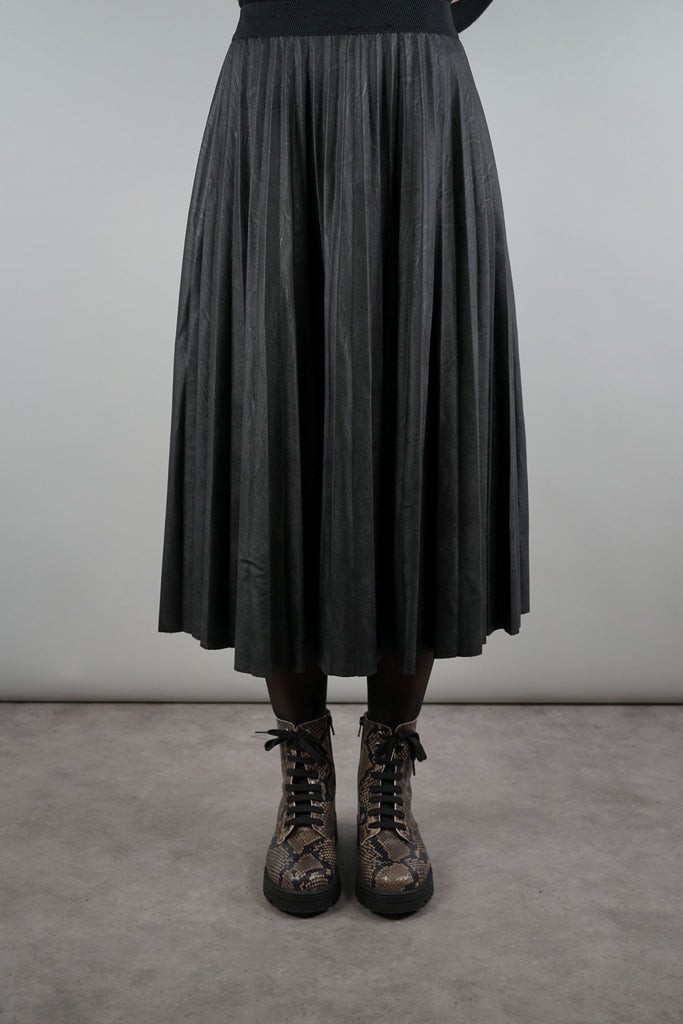 Das Fashion-Statement der Saison   Immer noch ein großer Hype: Plisseeröcke! Mit neuem Update-Design kommt dieses coole High-Waist-Modell aus Lederimitat mit hoher Dehnbarkeit für einen besseren Tragekomfort. Wadenlanges, ausgestelltes It-Piece mit schlichter Bund-Verarbeitung und lasergeschnittenem Saum. Der Rock ist nicht gefüttert. 