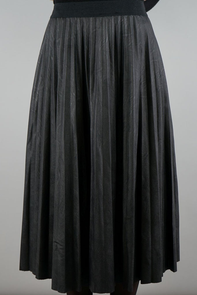 Das Fashion-Statement der Saison   Immer noch ein großer Hype: Plisseeröcke! Mit neuem Update-Design kommt dieses coole High-Waist-Modell aus Lederimitat mit hoher Dehnbarkeit für einen besseren Tragekomfort. Wadenlanges, ausgestelltes It-Piece mit schlichter Bund-Verarbeitung und lasergeschnittenem Saum. Der Rock ist nicht gefüttert. 