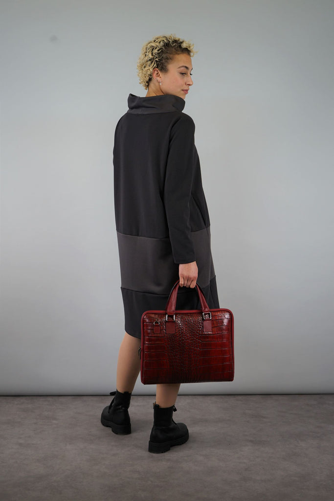 magazzino_designeroutlet_Office-Bag_CROCO_L_Ausdrucksstark & Funktional - der perfekte Begleiter fürs Büro! Die ultimative Office-Bag begeistert durch ihr klares und praktisches Design. Dank ihrer edlen Kroko-Prägung ist sie ein absoluter Eyecatcher unter den Organizern. Der durchgehende Reißverschluss und die durchdachte Innenaufteilung sind hier unverzichtbare Eigenschaften. 
