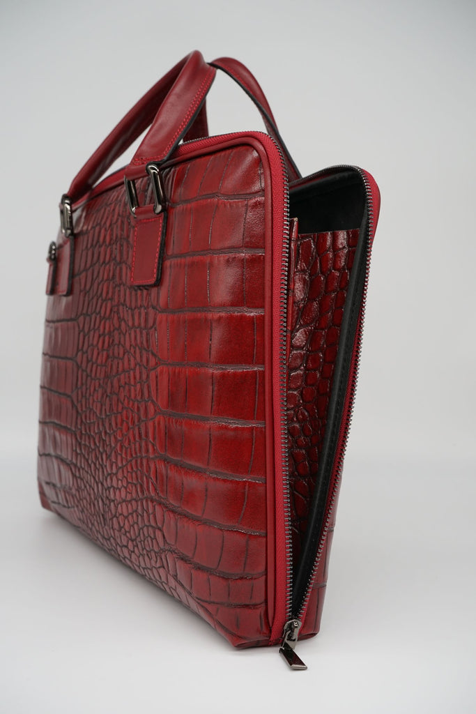 magazzino_designeroutlet_Office-Bag_CROCO_L_Ausdrucksstark & Funktional - der perfekte Begleiter fürs Büro! Die ultimative Office-Bag begeistert durch ihr klares und praktisches Design. Dank ihrer edlen Kroko-Prägung ist sie ein absoluter Eyecatcher unter den Organizern. Der durchgehende Reißverschluss und die durchdachte Innenaufteilung sind hier unverzichtbare Eigenschaften. 