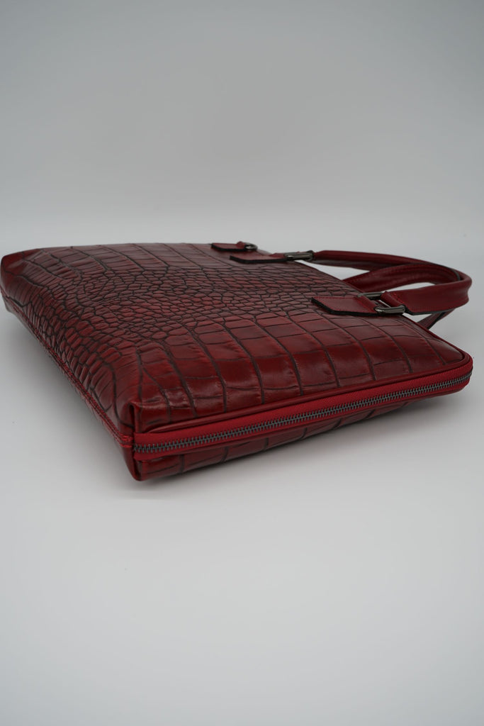 magazzino_designeroutlet_Office-Bag_CROCO_L_Ausdrucksstark & Funktional - der perfekte Begleiter fürs Büro! Die ultimative Office-Bag begeistert durch ihr klares und praktisches Design. Dank ihrer edlen Kroko-Prägung ist sie ein absoluter Eyecatcher unter den Organizern. Der durchgehende Reißverschluss und die durchdachte Innenaufteilung sind hier unverzichtbare Eigenschaften. 