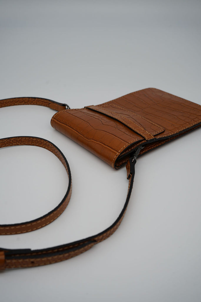 magazzino_designeroutlet_Minibag_AMY_Reptil_Optik_Der perfekter Begleiter - unsere stylische Minibag Kompakt und stylish, durch das elegante Leder in Reptil-Optik und die hochwertigen Metallaccessoires ist sie das perfekte Finish für Ihr Outfit. Auch passend für alle gängigen Mobiltelefone.