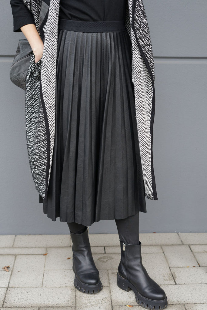 Das Fashion-Statement der Saison   Immer noch ein großer Hype: Plisseeröcke! Mit neuem Update-Design kommt dieses coole High-Waist-Modell aus Lederimitat mit hoher Dehnbarkeit für einen besseren Tragekomfort. Wadenlanges, ausgestelltes It-Piece mit schlichter Bund-Verarbeitung und lasergeschnittenem Saum. Der Rock ist nicht gefüttert. 