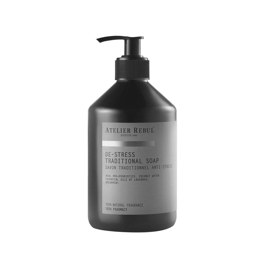 magazzino_designeroutlet_Pharmacy_De-Stress_Handseife_250ml Ein Zusammenspiel von wertvollem Kokosöl und Sheabutter.  Diese 96,89% natürliche, leichte, auf Wasserbasis zusammengesetzte SEIFE mit echten Prä- und Probiotika versorgt ihre Haut mit reichlicher Feuchtigkeit. Die Formel wird auf traditionelle Weise hergestellt und mit Pre + Probiotika angereichert. Sie reinigt und pflegt die Haut sanft und hinterlässt ein weiches und hydratisiertes Hautgefühl.