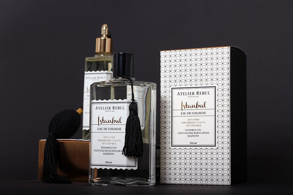 magazzino_designeroutlet_ISTANBUL_Eau_de_Cologne_250ml Entdecken Sie die geheimen Düfte Istanbuls mit diesem Eau de Cologne aus der Signature Kollektion von Atelier Rebul. Atemberaubende Bergamotte-Noten sind mit würzigen Aromen von Zimt, Safran und Nelke mit einem blumig-würzigen Unterton verwoben. Unsere Eau de Colognes werden mit natürlichen Essenzen hergestellt. WUSSTEN SIE SCHON? Eau de Cologne mit mehr als 70% Ethanol wirkt auch antiseptisch auf Ihrer Haut.