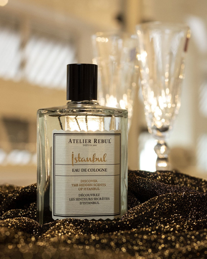magazzino_designeroutlet_ISTANBUL_Eau_de_Cologne_250ml Entdecken Sie die geheimen Düfte Istanbuls mit diesem Eau de Cologne aus der Signature Kollektion von Atelier Rebul. Atemberaubende Bergamotte-Noten sind mit würzigen Aromen von Zimt, Safran und Nelke mit einem blumig-würzigen Unterton verwoben. Unsere Eau de Colognes werden mit natürlichen Essenzen hergestellt. WUSSTEN SIE SCHON? Eau de Cologne mit mehr als 70% Ethanol wirkt auch antiseptisch auf Ihrer Haut.
