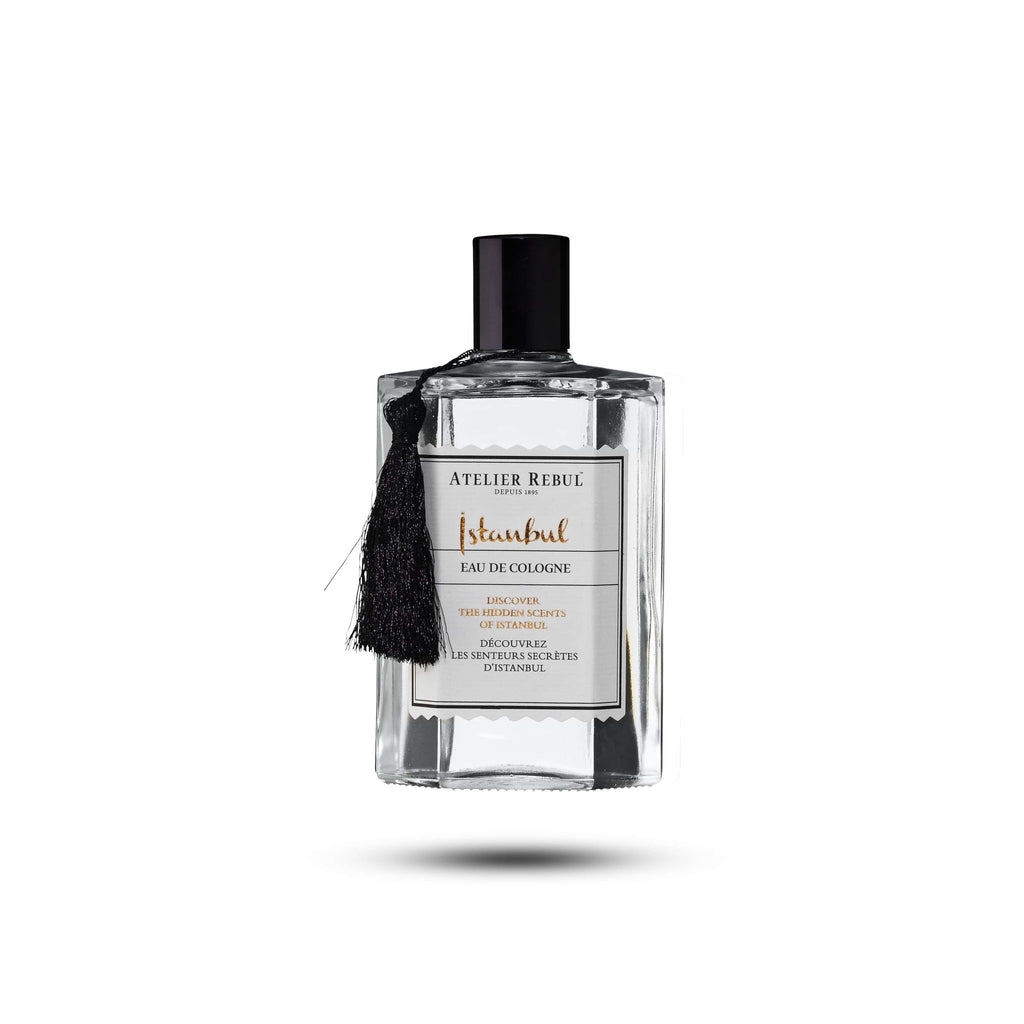 magazzino_designeroutlet_ISTANBUL_Eau_de_Cologne_250ml Entdecken Sie die geheimen Düfte Istanbuls mit diesem Eau de Cologne aus der Signature Kollektion von Atelier Rebul.  Atemberaubende Bergamotte-Noten sind mit würzigen Aromen von Zimt, Safran und Nelke mit einem blumig-würzigen Unterton verwoben.   Unsere Eau de Colognes werden mit natürlichen Essenzen hergestellt.  WUSSTEN SIE SCHON? Eau de Cologne mit mehr als 70% Ethanol wirkt auch antiseptisch auf Ihrer Haut.