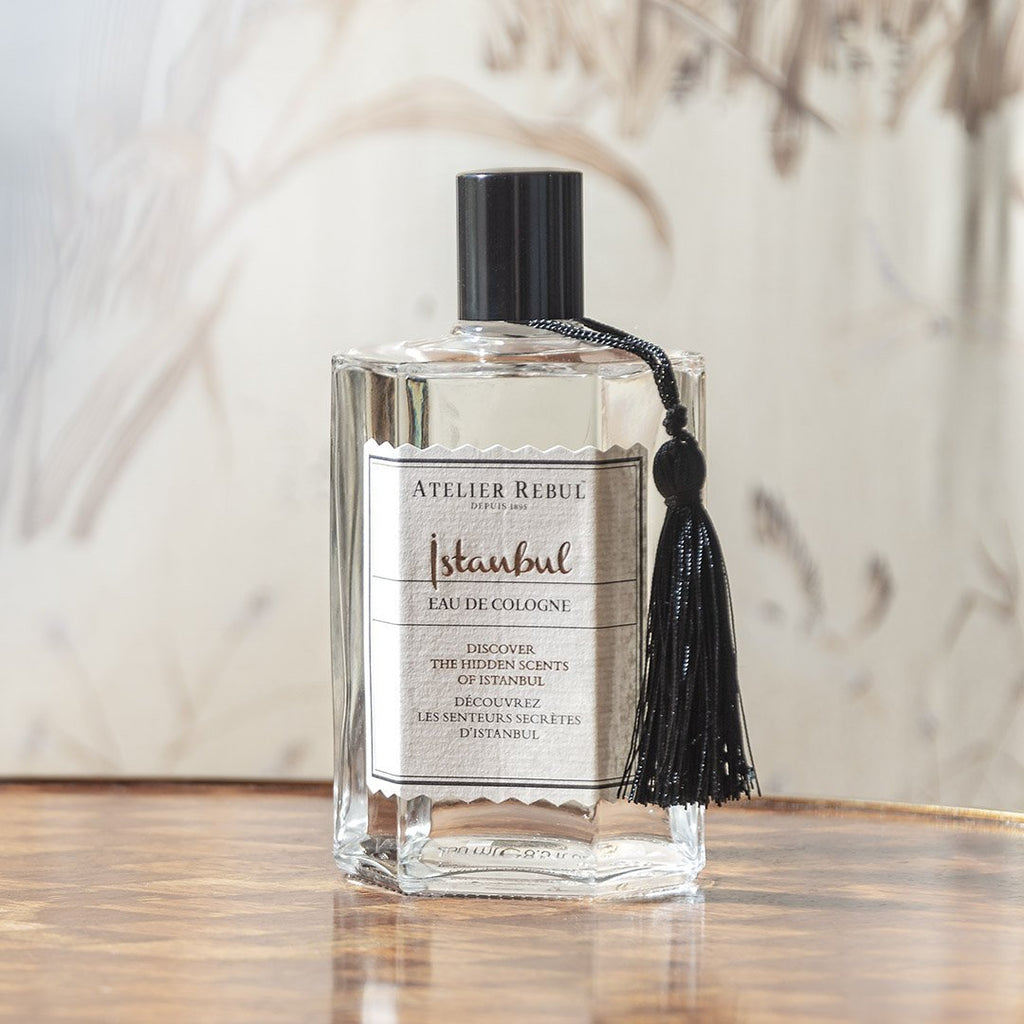 magazzino_designeroutlet_ISTANBUL_Eau_de_Cologne_250ml Entdecken Sie die geheimen Düfte Istanbuls mit diesem Eau de Cologne aus der Signature Kollektion von Atelier Rebul. Atemberaubende Bergamotte-Noten sind mit würzigen Aromen von Zimt, Safran und Nelke mit einem blumig-würzigen Unterton verwoben. Unsere Eau de Colognes werden mit natürlichen Essenzen hergestellt. WUSSTEN SIE SCHON? Eau de Cologne mit mehr als 70% Ethanol wirkt auch antiseptisch auf Ihrer Haut.