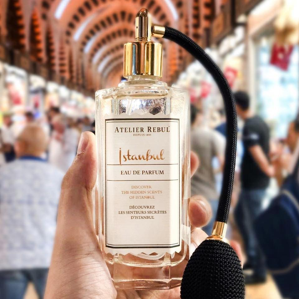 magazzino_designeroutlet_ISTANBUL_Eau_de_Parfum_125ml Lassen Sie sich von diesem einzigartigen Duft verzaubern und tauchen Sie ein in die Welt des geheimen Orients. Atemberaubende Bergamotte-Noten sind mit würzigen Aromen von Zimt, Safran und Nelken verwoben, mit einem blumigen, würzigen Unterton.