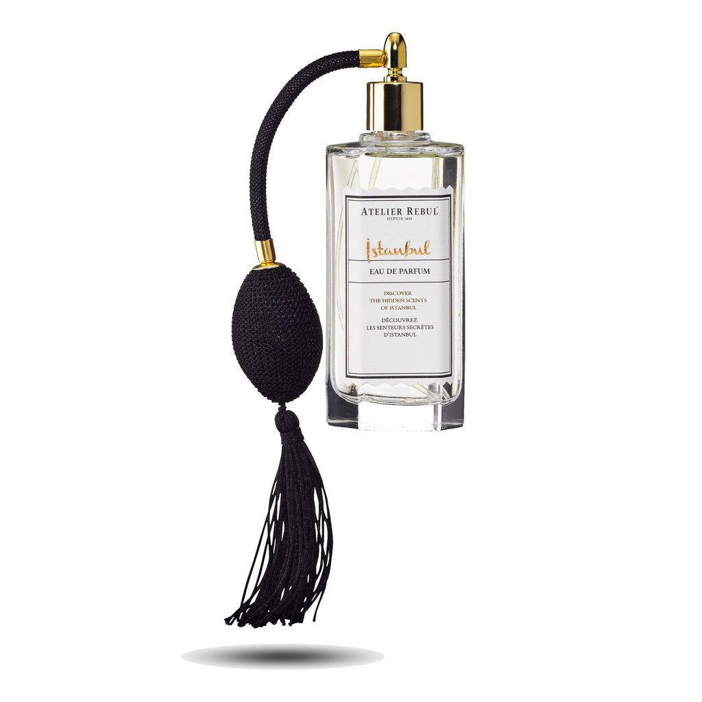 magazzino_designeroutlet_ISTANBUL_Eau_de_Parfum_125ml Lassen Sie sich von diesem einzigartigen Duft verzaubern und tauchen Sie ein in die Welt des geheimen Orients.  Atemberaubende Bergamotte-Noten sind mit würzigen Aromen von Zimt, Safran und Nelken verwoben, mit einem blumigen, würzigen Unterton.