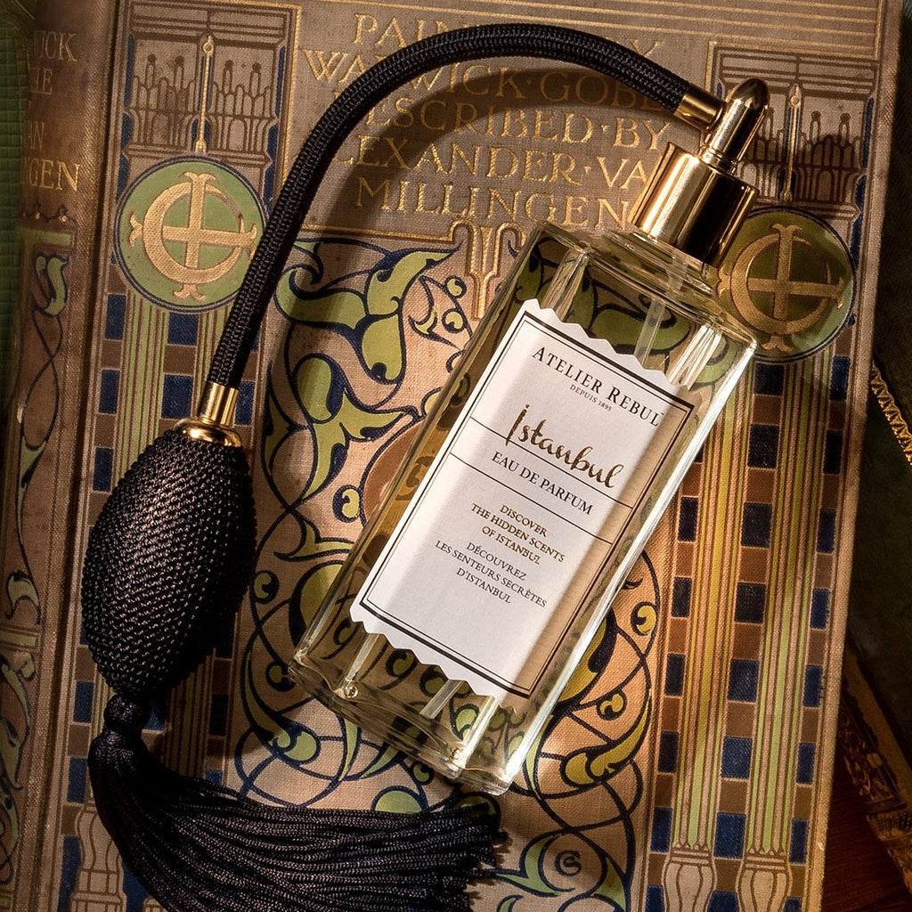 magazzino_designeroutlet_ISTANBUL_Eau_de_Parfum_125ml Lassen Sie sich von diesem einzigartigen Duft verzaubern und tauchen Sie ein in die Welt des geheimen Orients. Atemberaubende Bergamotte-Noten sind mit würzigen Aromen von Zimt, Safran und Nelken verwoben, mit einem blumigen, würzigen Unterton.