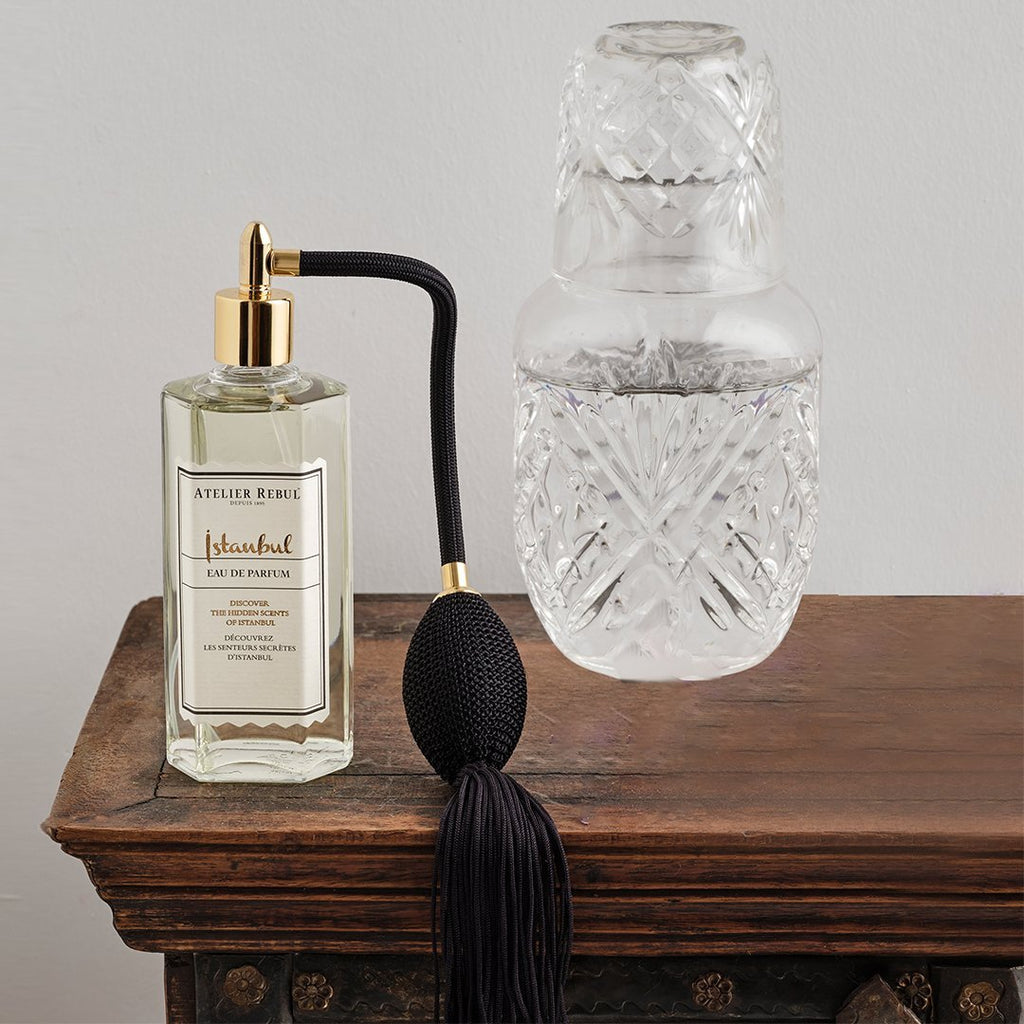 magazzino_designeroutlet_ISTANBUL_Eau_de_Parfum_125ml Lassen Sie sich von diesem einzigartigen Duft verzaubern und tauchen Sie ein in die Welt des geheimen Orients. Atemberaubende Bergamotte-Noten sind mit würzigen Aromen von Zimt, Safran und Nelken verwoben, mit einem blumigen, würzigen Unterton.