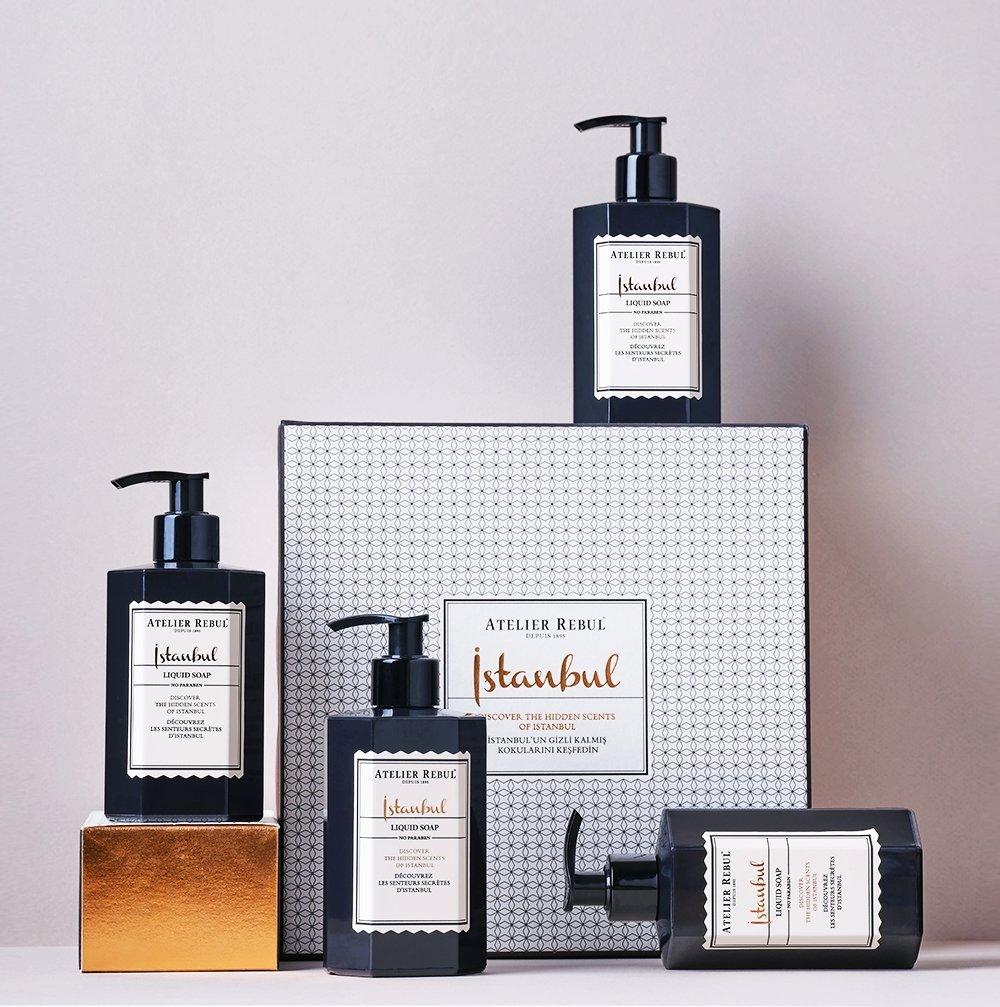 magazzino_designeroutlet_ISTANBUL_Handseife_250ml Entdecken Sie die geheimen Düfte Istanbuls mit dieser Flüssigseife. Es pflegt die Hände beim Waschen mit feuchtigkeitsspendenden Inhaltsstoffen. Durch die reichhaltige Formel ist diese Handseife sehr feuchtigkeitsspendend und pflegend. Sie kann perfekt kombiniert werden mit unserer ISTANBUL Hand- und Körperlotion. 100% NATÜRLICHES PRODUKT. Alle unsere Produkte werden auf natürlicher Basis hergestellt und sind frei von Mineralölen.
