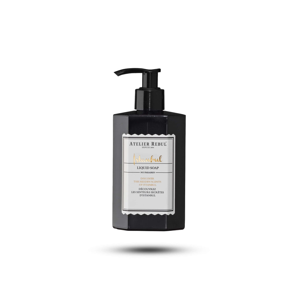 magazzino_designeroutlet_ISTANBUL_Handseife_250ml Entdecken Sie die geheimen Düfte Istanbuls mit dieser Flüssigseife. Es pflegt die Hände beim Waschen mit feuchtigkeitsspendenden Inhaltsstoffen.  Durch die reichhaltige Formel ist diese Handseife sehr feuchtigkeitsspendend und pflegend.   Sie kann perfekt kombiniert werden mit unserer ISTANBUL Hand- und Körperlotion.  100% NATÜRLICHES PRODUKT. Alle unsere Produkte werden auf natürlicher Basis hergestellt und sind frei von Mineralölen.