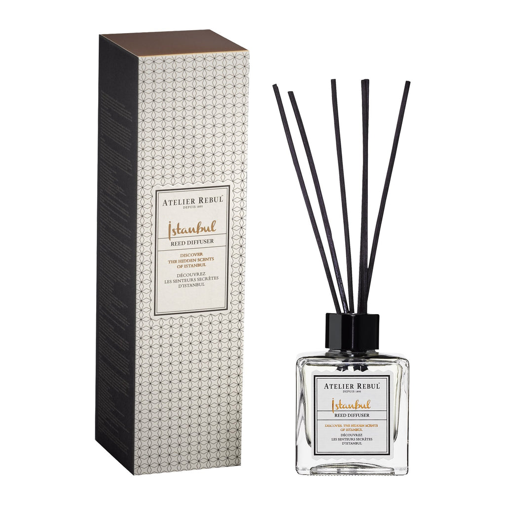 magazzino_designeroutlet_ISTANBUL_Reed_Diffuser_120ml Die Signature-Kollektion von Atelier Rebul  Der Duft beginnt mit den schimmernden Noten von Bergamotte und offenbart eine glamouröse und magische Welt mit den luxuriösen und warmen würzigen Noten von Zimt, Safran und Nelken.