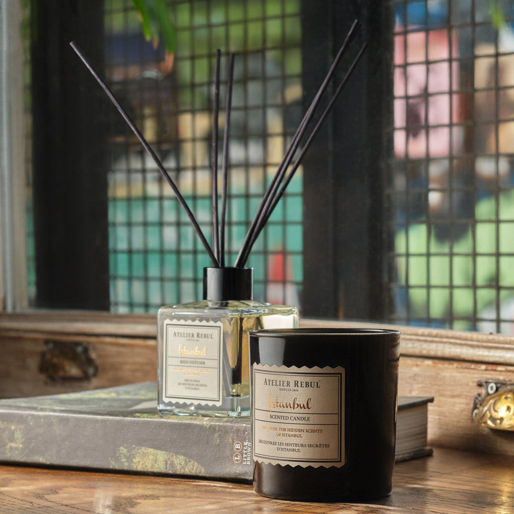 magazzino_designeroutlet_ISTANBUL_Reed_Diffuser_120ml Die Signature-Kollektion von Atelier Rebul Der Duft beginnt mit den schimmernden Noten von Bergamotte und offenbart eine glamouröse und magische Welt mit den luxuriösen und warmen würzigen Noten von Zimt, Safran und Nelken.