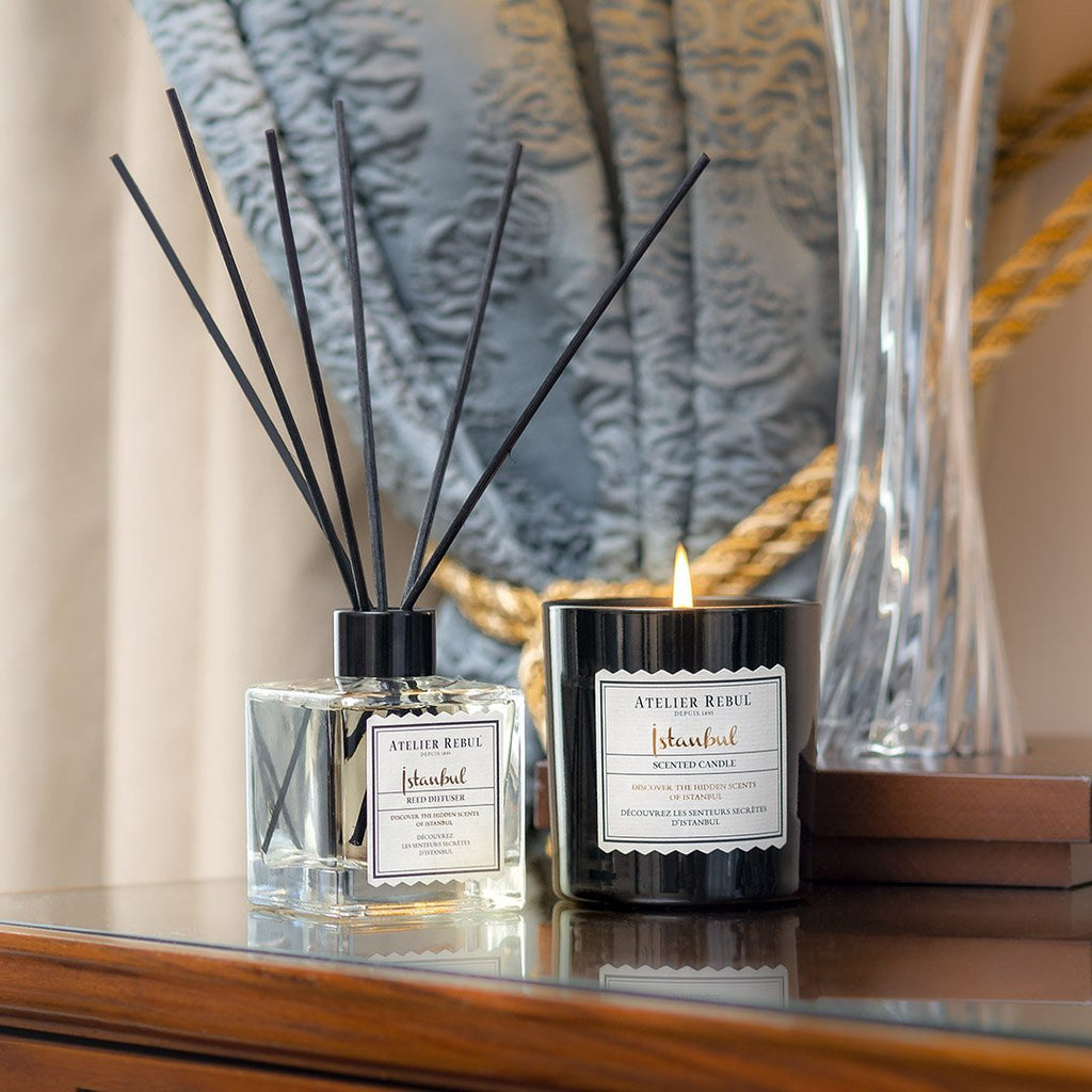 magazzino_designeroutlet_ISTANBUL_Reed_Diffuser_120ml Die Signature-Kollektion von Atelier Rebul Der Duft beginnt mit den schimmernden Noten von Bergamotte und offenbart eine glamouröse und magische Welt mit den luxuriösen und warmen würzigen Noten von Zimt, Safran und Nelken.