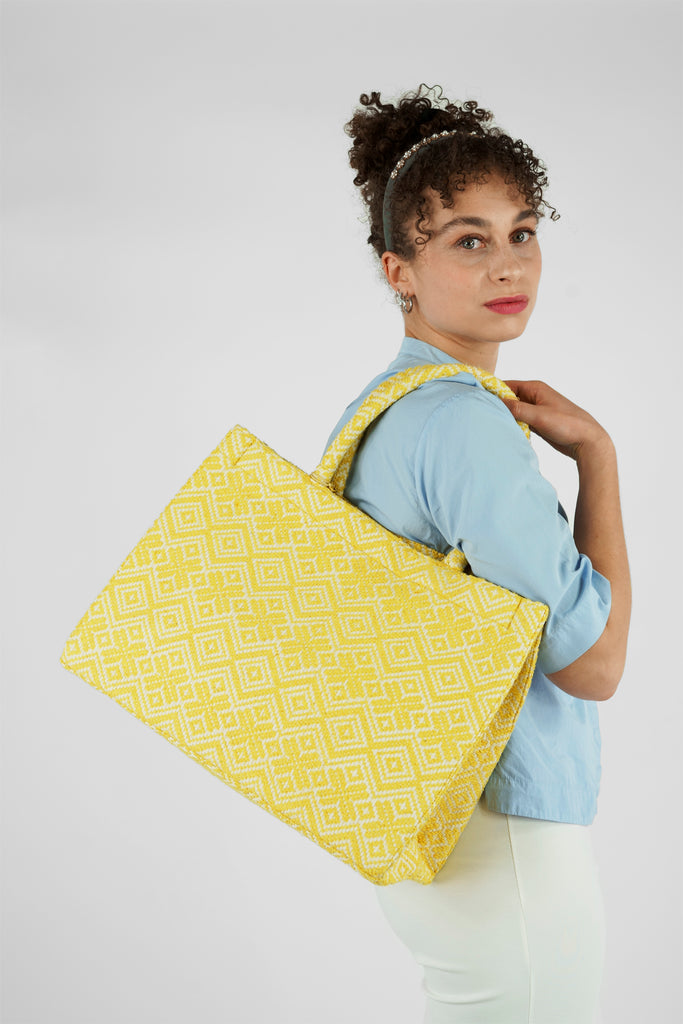 Große Shopper aus Jacquardstoff mit markentypischem Elefantenanhänger.