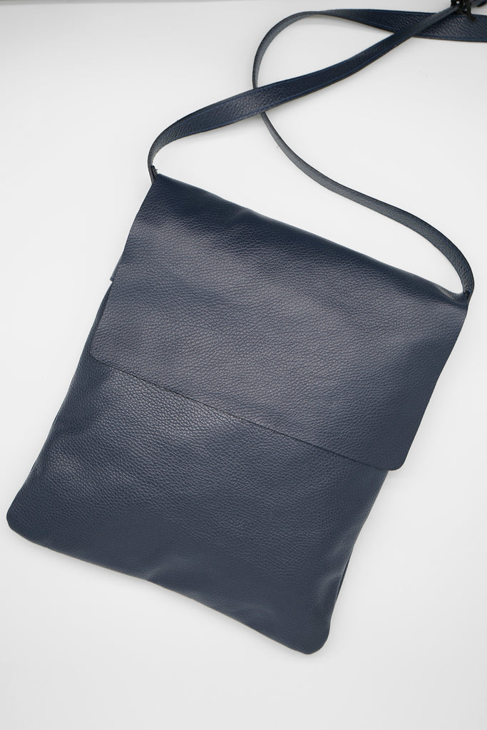 Crossbody-Bag TOM aus genarbtem Leder in dunkelblau
