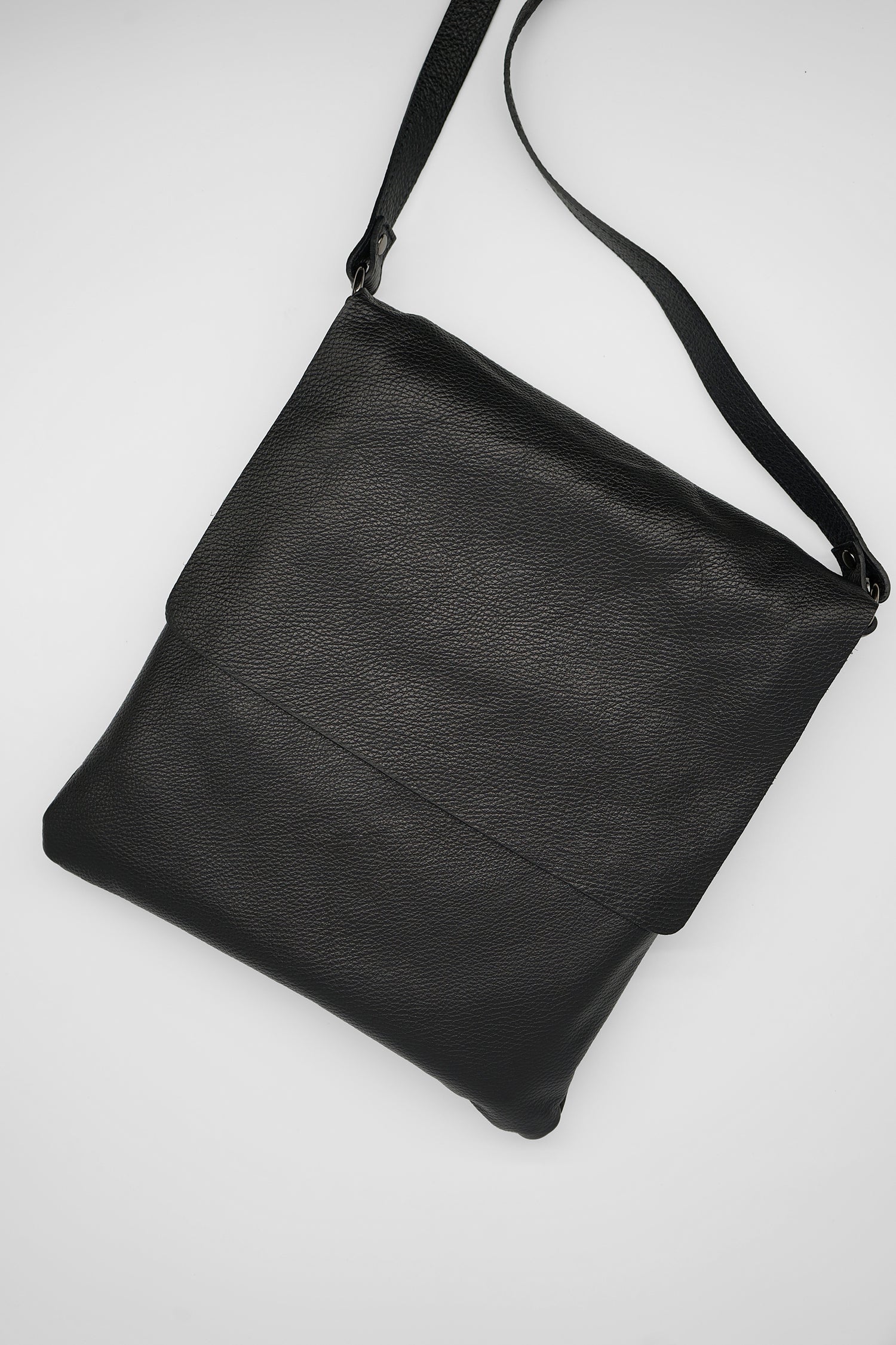 Ili crossbody bag 2025