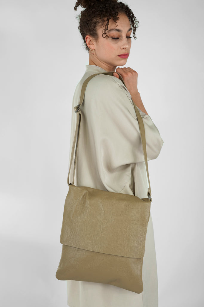 Crossbody-Bag TOM aus genarbtem Leder in beige
