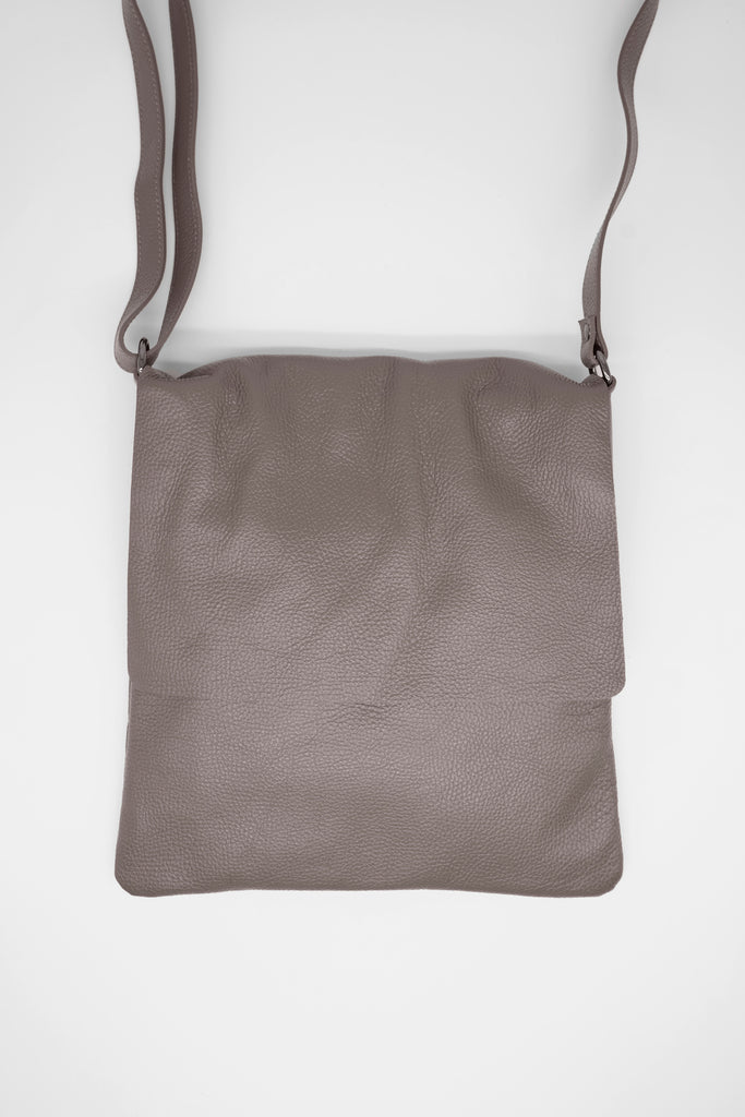 Crossbody-Bag TOM aus genarbtem Leder in grau
