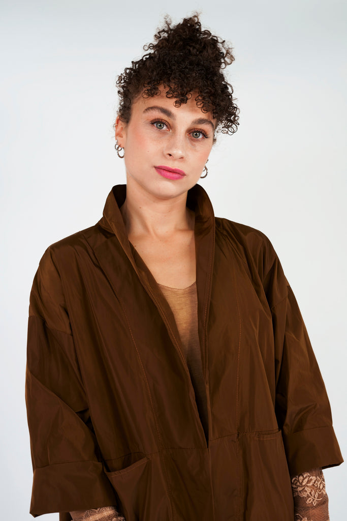 Luxuriöses Aussehen und feste Struktur - der Glanzstoff TAFT  Entspannt elegant: Dieses stylische, knielange Mäntelchen verbindet eleganten Stil mit hohem Tragekomfort. Echter Blickfang: weiter, verschlussloser Schnitt mit charmanten Details wie hohe Gehschlitze und eingelassene Vordertaschen.