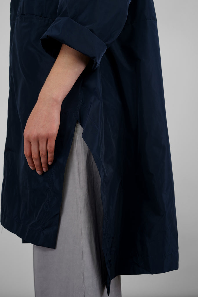  Luxuriöses Aussehen und feste Struktur - der Glanzstoff TAFT  Entspannt elegant: Dieses stylische, knielange Mäntelchen verbindet eleganten Stil mit hohem Tragekomfort. Echter Blickfang: weiter, verschlussloser Schnitt mit charmanten Details wie hohe Gehschlitze und eingelassene Vordertaschen.