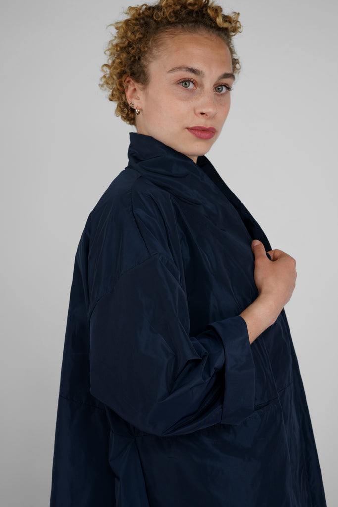  Luxuriöses Aussehen und feste Struktur - der Glanzstoff TAFT  Entspannt elegant: Dieses stylische, knielange Mäntelchen verbindet eleganten Stil mit hohem Tragekomfort. Echter Blickfang: weiter, verschlussloser Schnitt mit charmanten Details wie hohe Gehschlitze und eingelassene Vordertaschen.