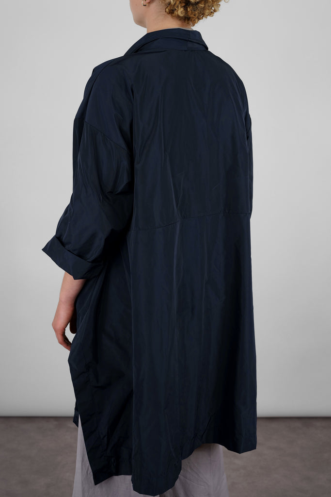  Luxuriöses Aussehen und feste Struktur - der Glanzstoff TAFT  Entspannt elegant: Dieses stylische, knielange Mäntelchen verbindet eleganten Stil mit hohem Tragekomfort. Echter Blickfang: weiter, verschlussloser Schnitt mit charmanten Details wie hohe Gehschlitze und eingelassene Vordertaschen.