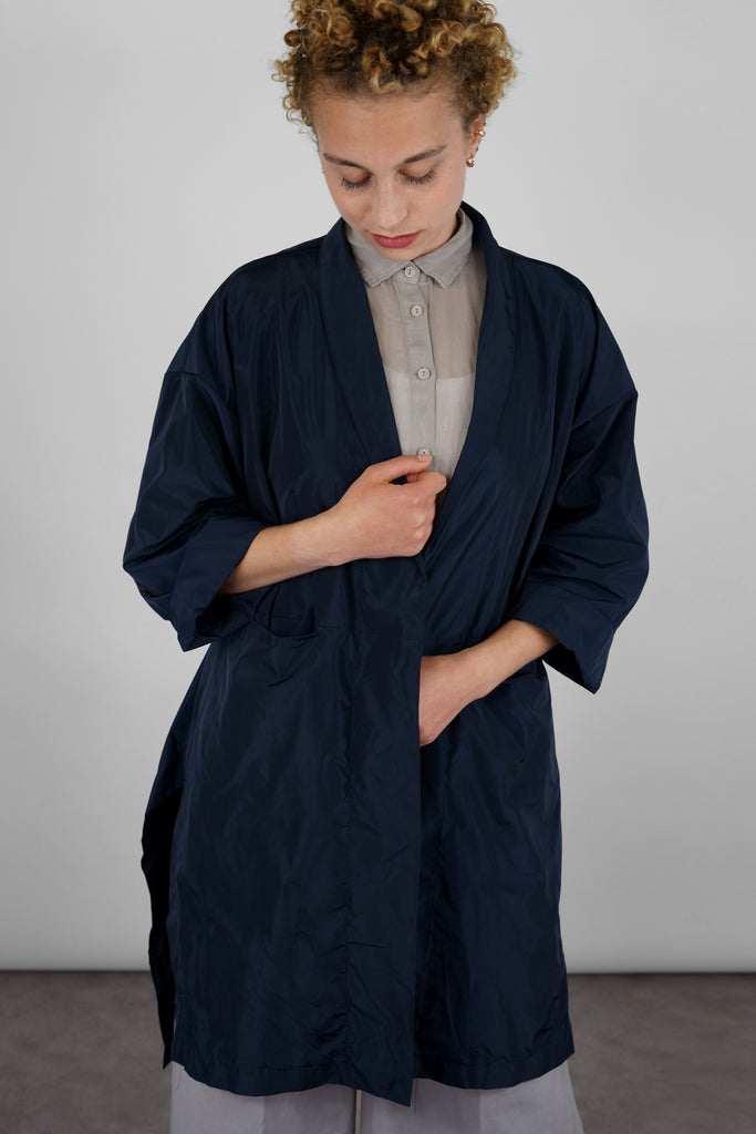  Luxuriöses Aussehen und feste Struktur - der Glanzstoff TAFT  Entspannt elegant: Dieses stylische, knielange Mäntelchen verbindet eleganten Stil mit hohem Tragekomfort. Echter Blickfang: weiter, verschlussloser Schnitt mit charmanten Details wie hohe Gehschlitze und eingelassene Vordertaschen.