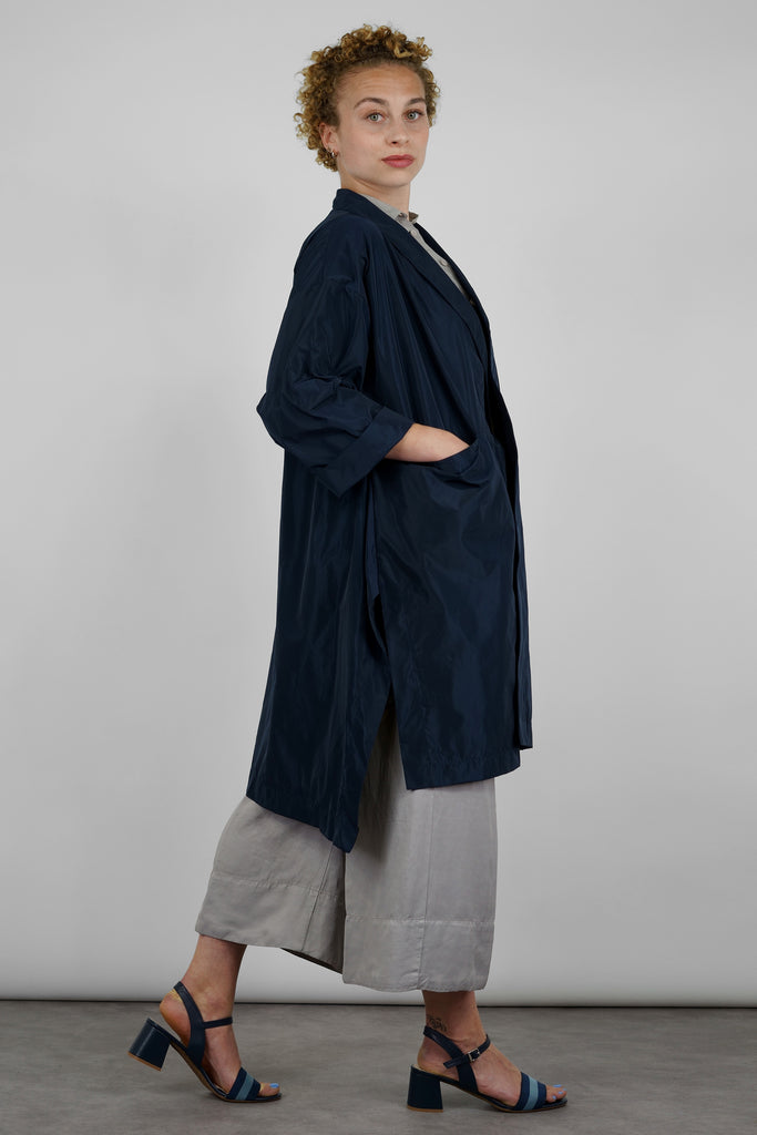  Luxuriöses Aussehen und feste Struktur - der Glanzstoff TAFT  Entspannt elegant: Dieses stylische, knielange Mäntelchen verbindet eleganten Stil mit hohem Tragekomfort. Echter Blickfang: weiter, verschlussloser Schnitt mit charmanten Details wie hohe Gehschlitze und eingelassene Vordertaschen.