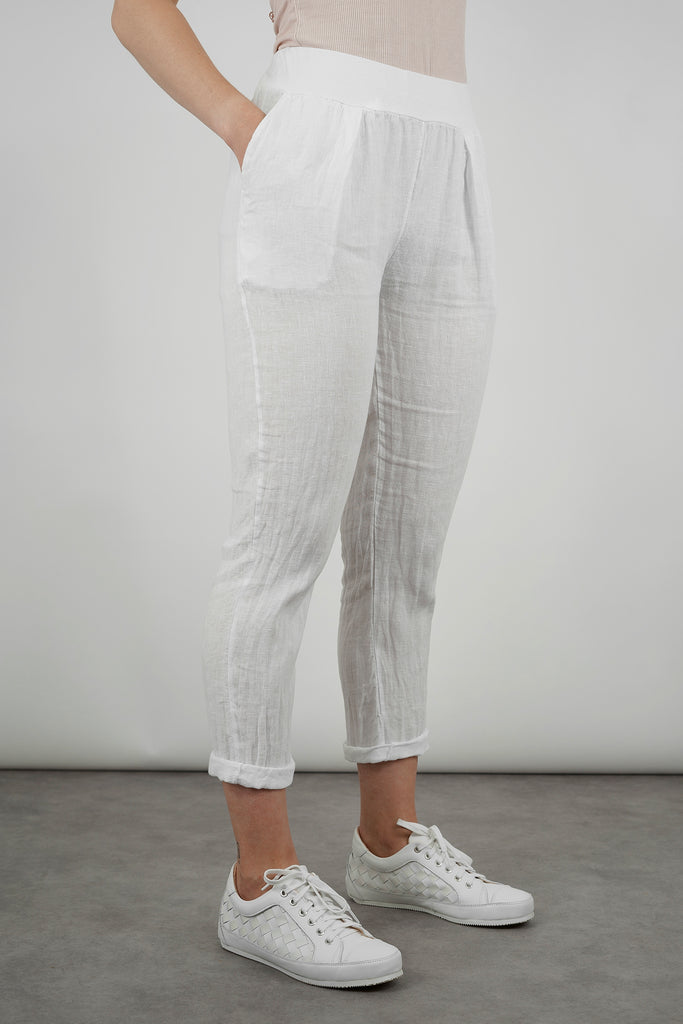Perfekter Sommer-Hosen-Trend für alle die keine Shorts tragen wollen: die knöchellange Hose im Joggpants-Stil aus reinem Leinen.  Das hochwertige Naturmaterial wirkt kühlend, ist atmungsaktiv und hat diesen edlen, superlässigen Knitter-Effekt. Modell mit schmal zulaufendem Bein, elastischem Taillenbund, dezenter Bundfalte und schrägen Eingrifftaschen vorne. Unbedingt krempeln!