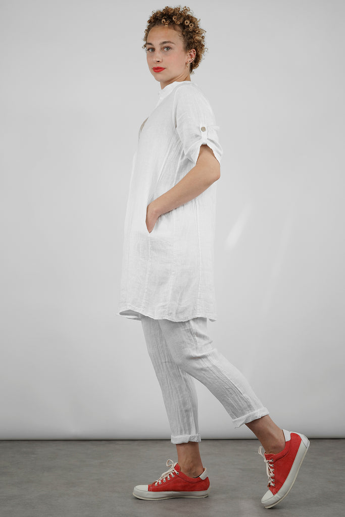 Perfekter Sommer-Hosen-Trend für alle die keine Shorts tragen wollen: die knöchellange Hose im Joggpants-Stil aus reinem Leinen.  Das hochwertige Naturmaterial wirkt kühlend, ist atmungsaktiv und hat diesen edlen, superlässigen Knitter-Effekt. Modell mit schmal zulaufendem Bein, elastischem Taillenbund, dezenter Bundfalte und schrägen Eingrifftaschen vorne. Unbedingt krempeln!