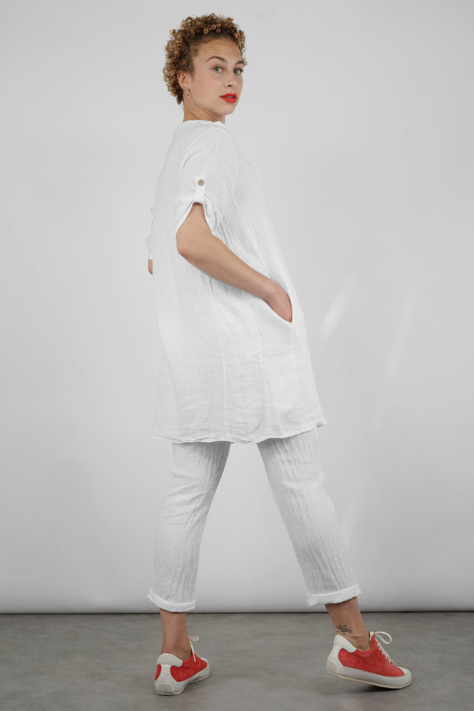Perfekter Sommer-Hosen-Trend für alle die keine Shorts tragen wollen: die knöchellange Hose im Joggpants-Stil aus reinem Leinen.  Das hochwertige Naturmaterial wirkt kühlend, ist atmungsaktiv und hat diesen edlen, superlässigen Knitter-Effekt. Modell mit schmal zulaufendem Bein, elastischem Taillenbund, dezenter Bundfalte und schrägen Eingrifftaschen vorne. Unbedingt krempeln!