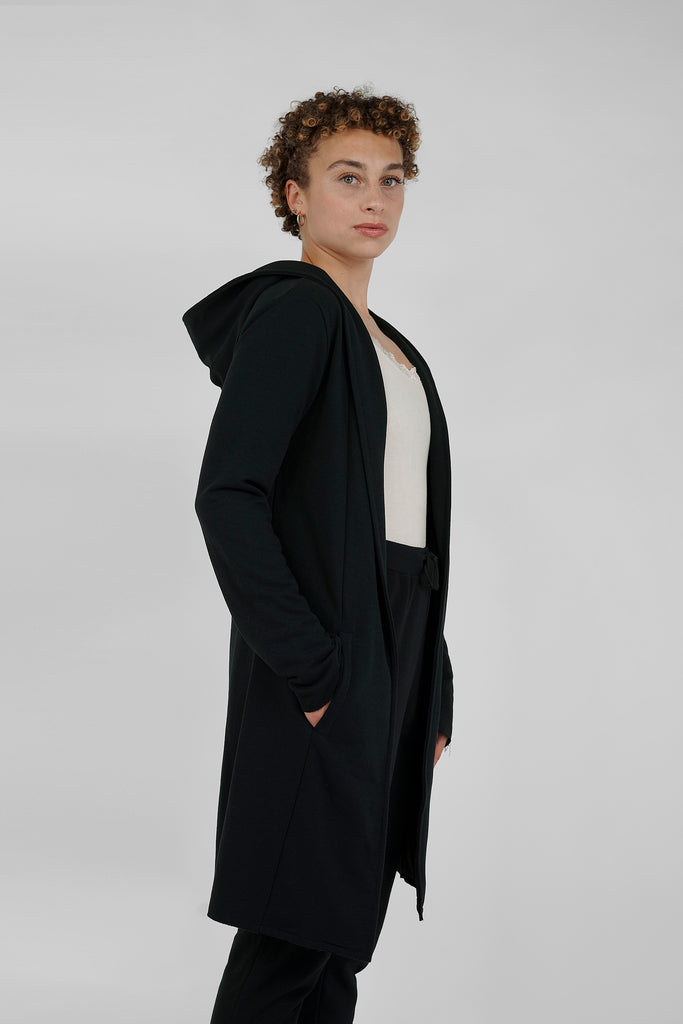 Go for Casual!  Lässige Kapuzen-Sweatshirt-Jacke aus leichter, hochwertiger Sweat-Ware in lockerem Regular-Fit. Das knielange Modell hat eine große, gefütterte Kapuze, praktische Eingrifftaschen und eine offene Kantenverarbeitung an Ärmeln und Saum. Mit typischer Frottee-Innenseite - tolle Trageeigenschaften, moderner Look.